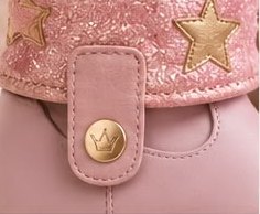 Detalle del botón con corona dorada